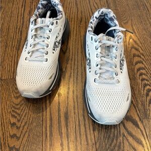 Brooks Ghost 15 White and Gray Athletic Sneakers